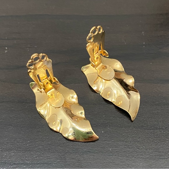 Vintage Unsigned Gold-tone Leaf Lightweight Clip On Earrings - Picture 9 of 10